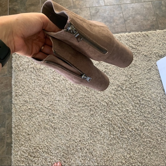 Steve Madden 9.5 block heels boots taupe - Picture 3 of 5